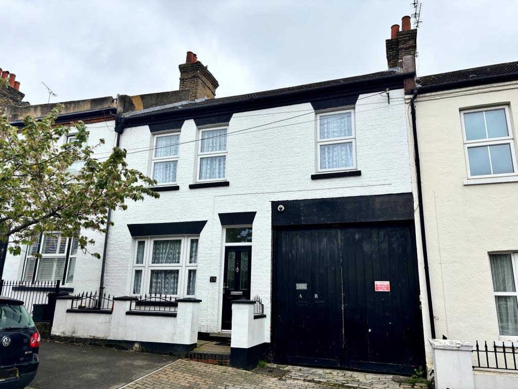 Lot: 4 - PERIOD PROPERTY WITH PLANNING FOR CONVERSION - outside image of front of property from street level